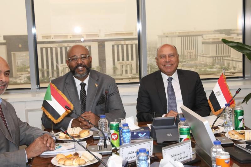 وزيرا النقل المصري والسوداني يبحثان سبل حل مشكلة تكدس الشاحنات على الحدود المصرية السودانية