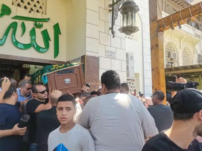 شيع جثمان الفنانة كاريمان إلى مثواه الأخير بعد صلاة الجنازة عليها في مسجد مصطفى محمود.