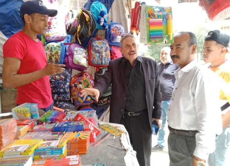  رئيس مدينة في المنيا يقود حملة للمرور على المحلات التجارية ومستلزمات المدارس 