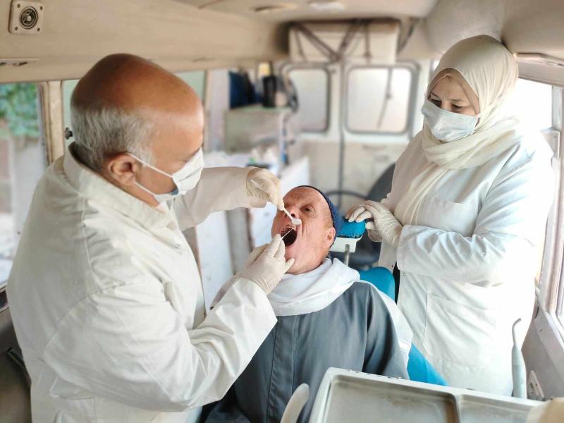 كلية طب الأسنان جامعة القاهرة تطلق قافلة طبية لعلاج المواطنين بالجيزة