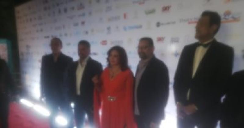 محمود حميدة وإلهام شاهين على السجادة الحمراء في مهرجان الغردقة لسينما الشباب