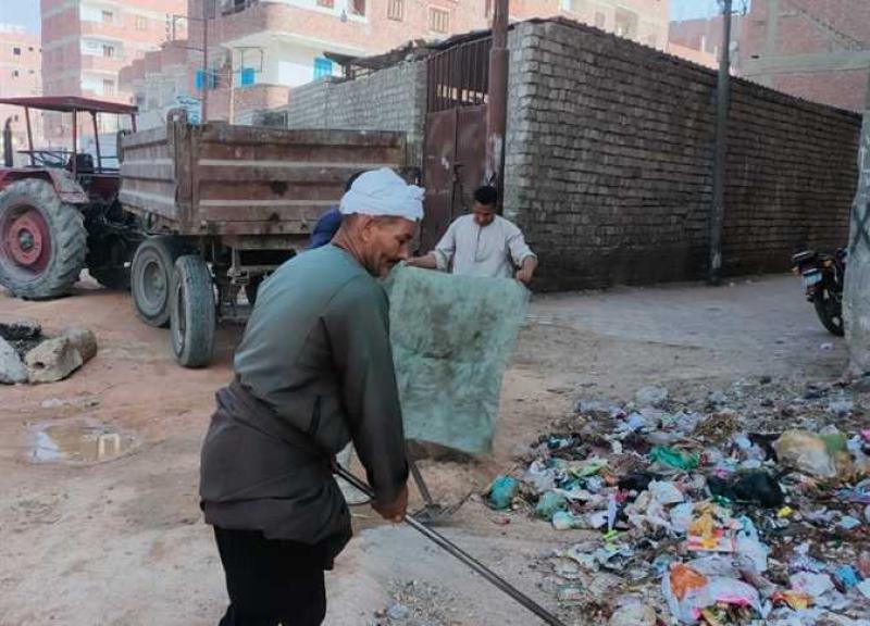 رفع ١١٠ أطنان قمامة خلال حملات النظافة ورفع المخلفات بقرى وأحياء المنيا