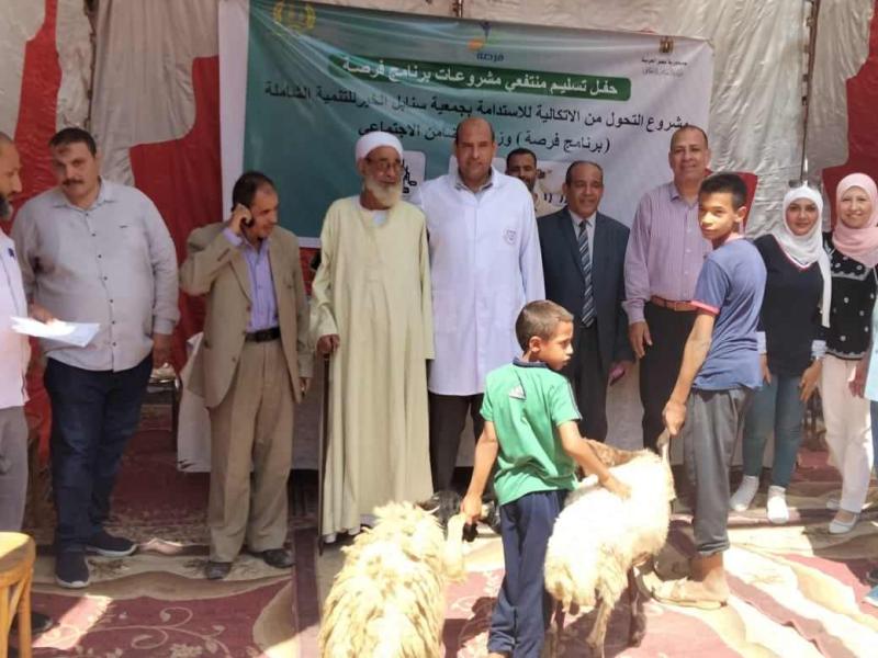 محافظ المنيا: تسليم 128 رأس ماشية بقرية ماقوسة ضمن برنامج ”فرصة”