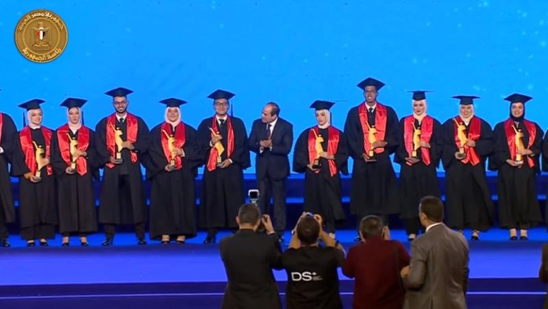 بالصور :  الرئيس  السيسي يكرم أوائل خريجي الجامعات (بث مباشر)