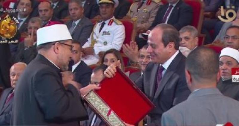 وزير الأوقاف يهدى الرئيس السيسي موسوعة الثقافة الإسلامية باحتفالية المولد