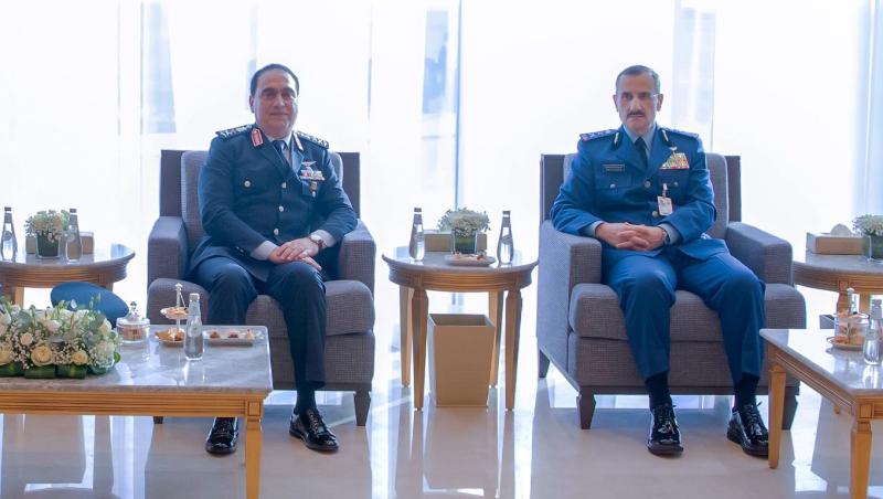 قائد القوات الجوية يلتقى نظيره بالمملكة العربية السعودية (صور)