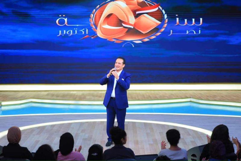 محمد ثروت يتألق في غناء أغنية «مصر يا أول نور في الدنيا» في برنامج ”معكم”