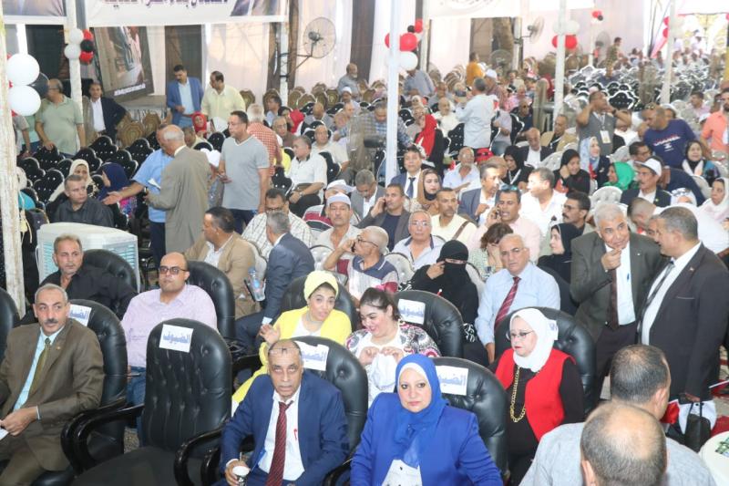 توافد ألاف المعلمين لمقر مؤتمر تأييد الرئيس السيسى بنقابتهم 