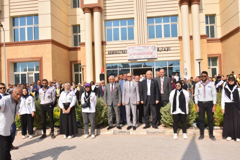 الدكتور المنشاوي يشهد تحية العلم في أول يوم دراسة للعام الجامعى الجديد بجامعة أسيوط الأهلية