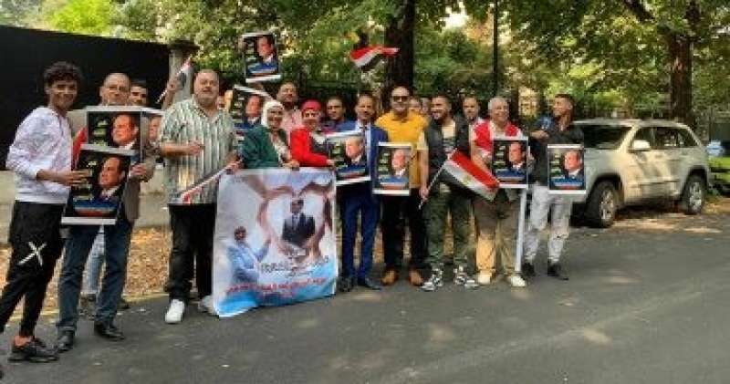 الجالية المصرية بميلانو تحرر توكيلات تأييد للرئيس السيسي