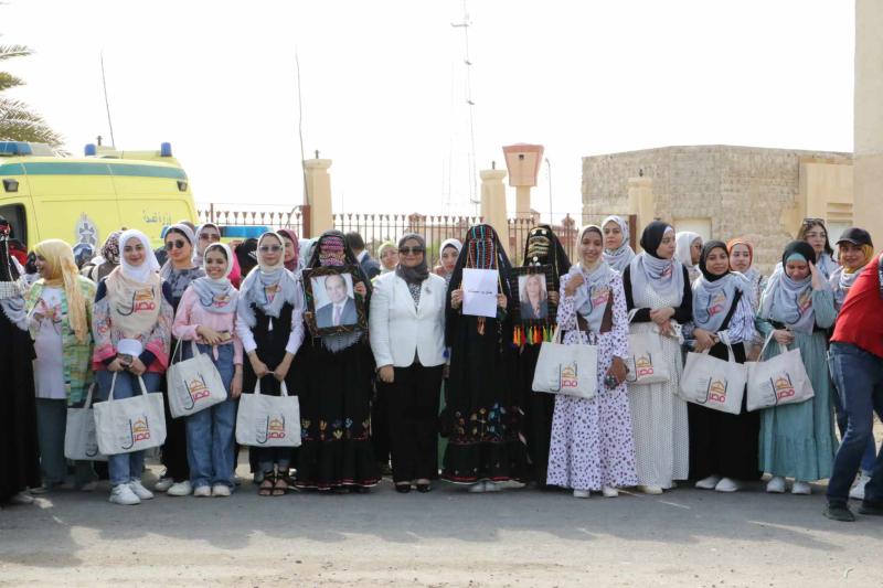 فتيات ملتقى أهل مصر يشاركن في وضع إكليل الزهور على قبر الجندي المجهول بالعريش