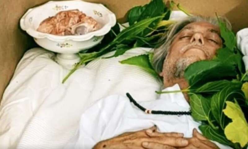 ”بروفة الموت”.. كاتب اسباني يرقد في نعشه ويدخل قبره حيا