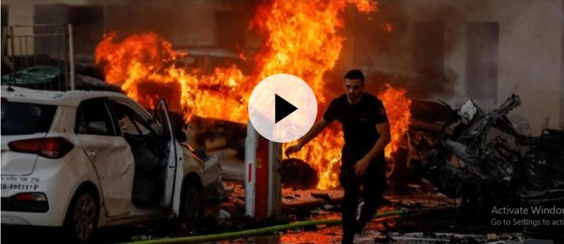 اشتعال النيران في عدة مركبات ومبان في عسقلان إثر إطلاق صواريخ من قطاع غزة