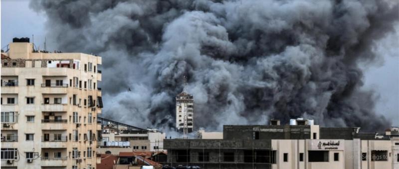 ضربة إسرائيلية على عمارة في غزة © أ ف ب
