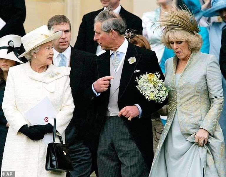 بعد 18 عاما.. سر غياب الملكة إليزابيث عن زواج تشارلز وكاميلا