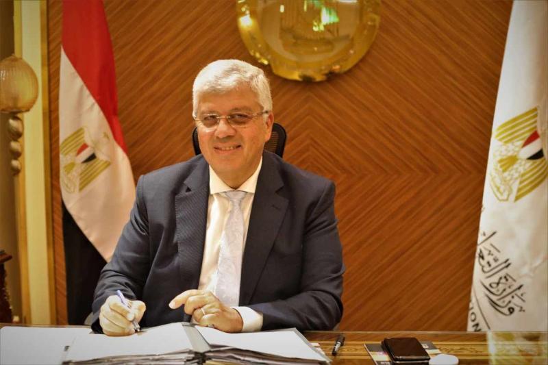 وزير التعليم العالي يهنئ علماء مصر المُدرجين بقائمة أفضل ٢% على مستوى العالم