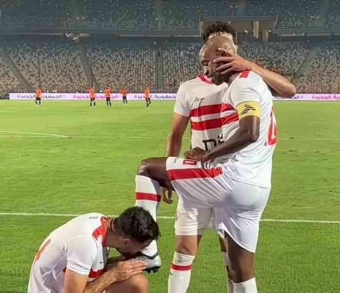 لاعب الزمالك يُثير جدلاً بتقبيله قدم ”شيكابالا” عند الاحتفال بهدف