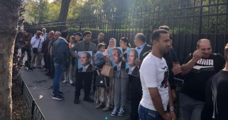أبناء الجالية المصرية بباريس يرفعون صور السيسى أمام القنصلية