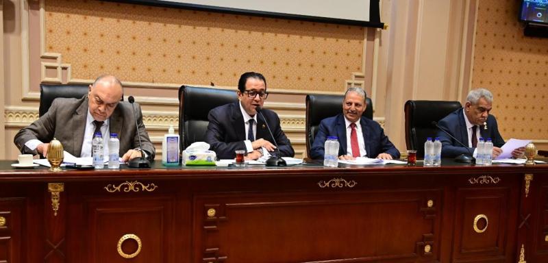 النائب علاء عابد رئيس لجنة النقل والمواصلات خلال اجتماع لجنة النقل اليوم 