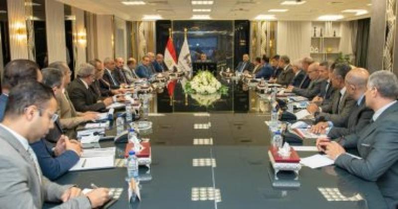 وزير الإنتاج الحربى يتابع موقف موازنة شركات ووحدات الوزارة لعام 2023 - 2024