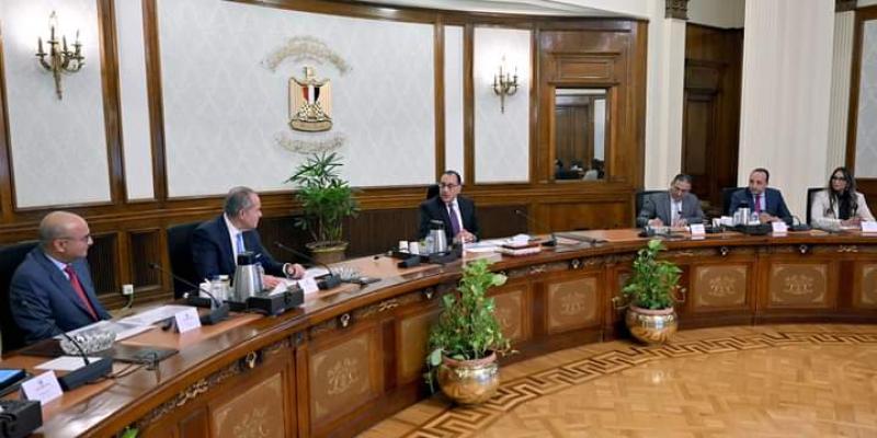 رئيس مجلس الوزراء خلال إجتماعة  مع مسئولي شركة "المنصور للسيارات"