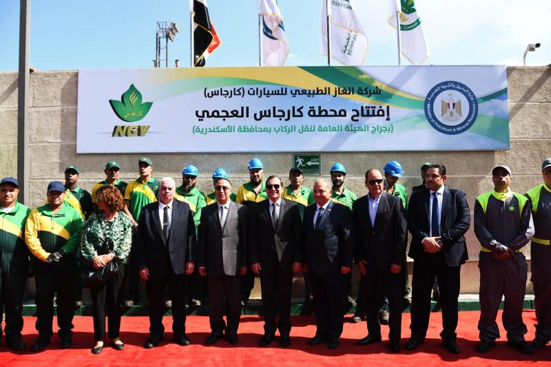 وزير البترول ومحافظ الأسكندرية خلال افتتاح محطة كارجاس العجمي
