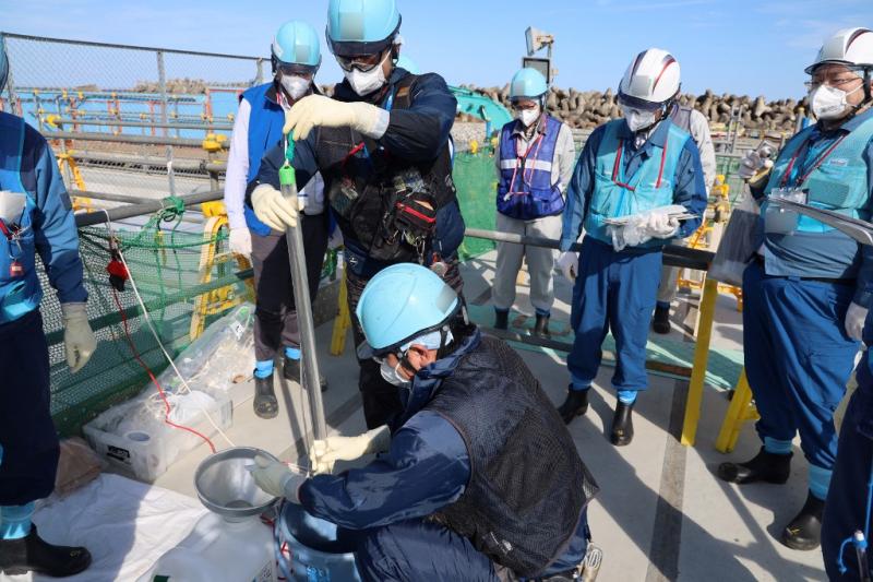 فريق نووي دولي يجمع عينات من المياه قرب محطة فوكوشيما