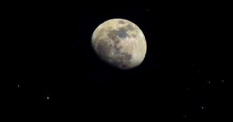 القمر يظهر مقترنا بنجم قلب العقرب فى مشهد بديع يرى بالعين المجردة الأربعاء