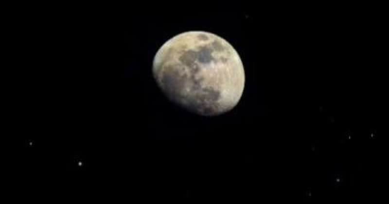 القمر يظهر مقترنا بنجم قلب العقرب فى مشهد بديع يرى بالعين المجردة الأربعاء