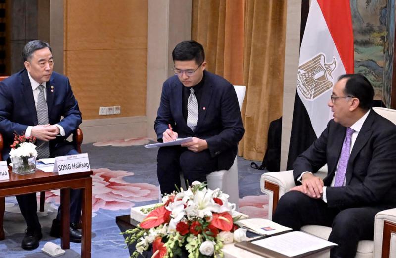 مدبولي يعرب عن اعتزازه بعلاقات الشراكة الإستراتيجية الشاملة بين مصر والصين خلال لقائه رئيس ”تشاينا إنرجي” صور