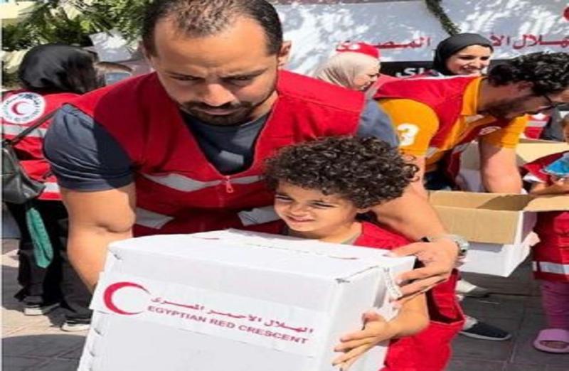 عمرو وهبة يساعد الهلال الأحمر في تقديم المساعدات لفلسطين