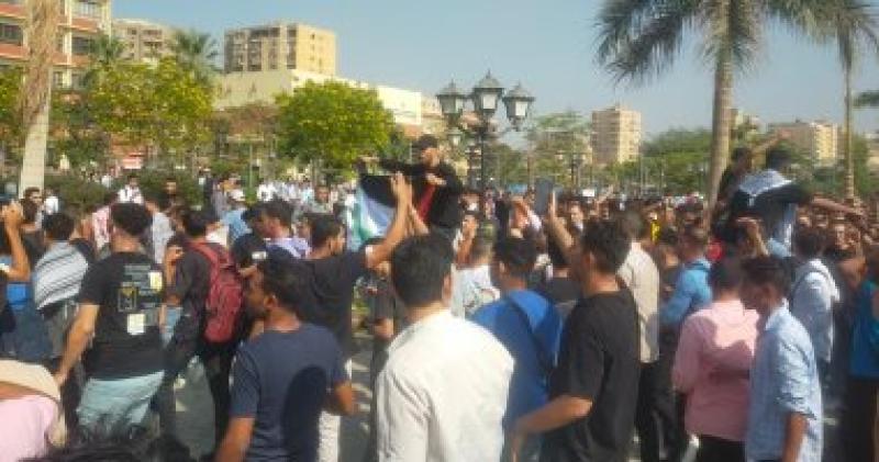 مسيرة للآلاف من طلاب جامعة عين شمس للتنديد بالعدوان الإسرائيلى