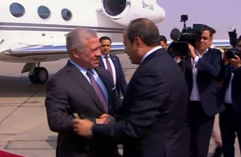 الرئيس السيسي خلال استقباله العاهل الأردني عبد الله الثاني بن الحسين بمطار القاهرة الدولي