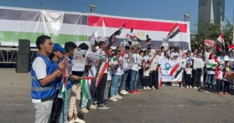 بدء تجمع المواطنين أمام المنصة تضامنا مع فلسطين