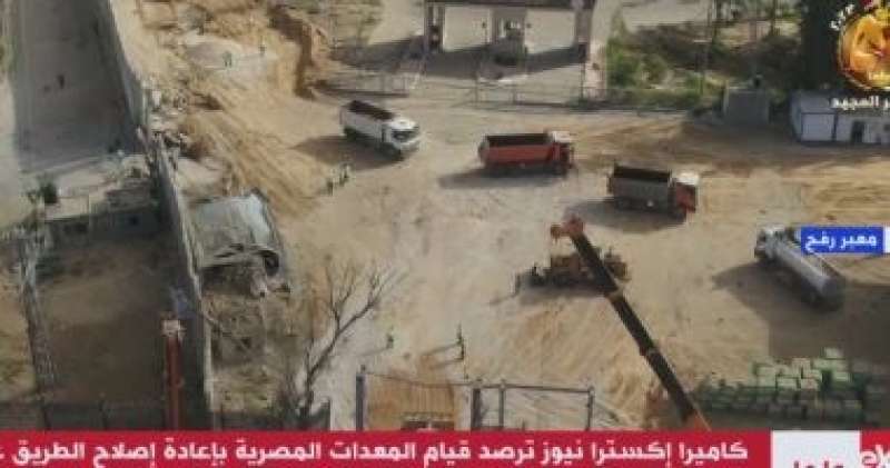 دخول المعدات المصرية لإصلاح طريق معبر رفح في الجانب الفلسطينى