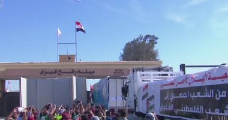 مراسل القاهرة الإخبارية: 17 شاحنة مساعدات جاهزة للدخول إلى قطاع غزة