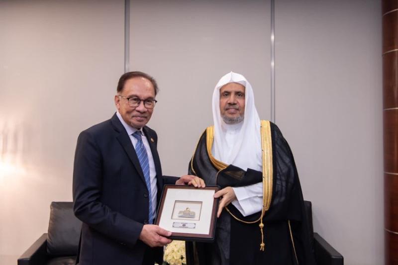 رئيس الوزراء الماليزي يزور رابطة العالم الإسلامي ويلتقي بالأمين العام لهيئة علماء المسلمين