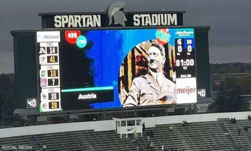 عرض صورة لهتلر على الشاشة قبل مباراة كرة قدم أمريكية
