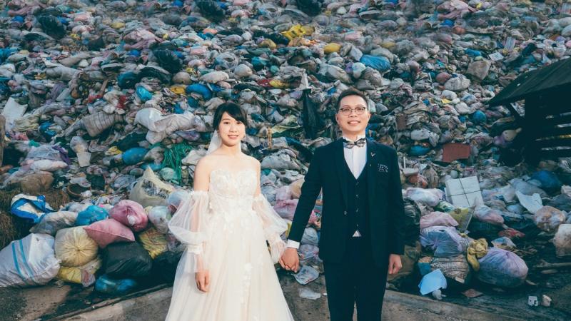 زفاف في مكب النفايات للتوعية بخطورة التلوث