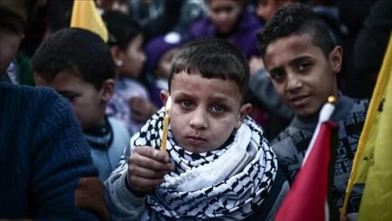 محتجون يدعمون غزة بعبارات ”قاتل أطفال.. وفلسطين حرة” على منزل سيناتور أمريكى