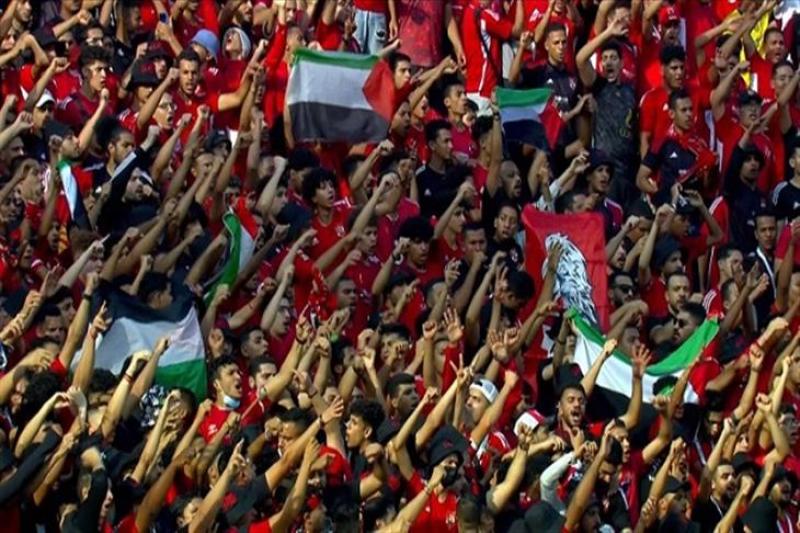 جماهير الاهلي تحمل العلم الفلسطيني
