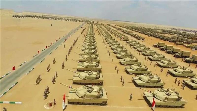 ”جاهزة لحماية الوطن”.. الفرقة الرابعة المدرعة فى السويس تستعرض قواتها العسكرية