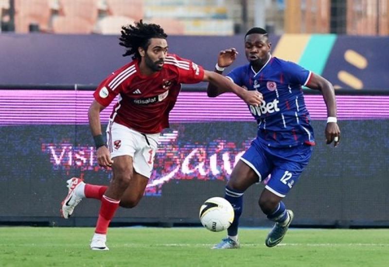 حسين الشحات لاعب الاهلي في مواجهة افريقية مع صنداونز