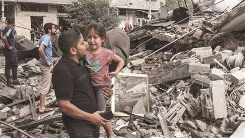 انتشال 11 شهيدا من تحت أنقاض منزل في غزة