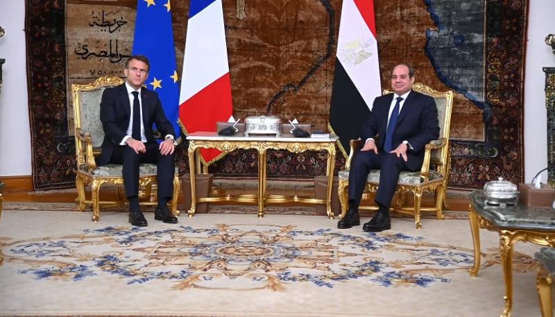 الرئيس عبد الفتاح السيسي يستقبل الرئيس الفرنسي