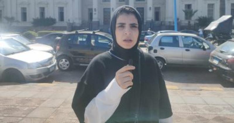 والدة الطفل ايوب أمام محكمة الإسكندرية