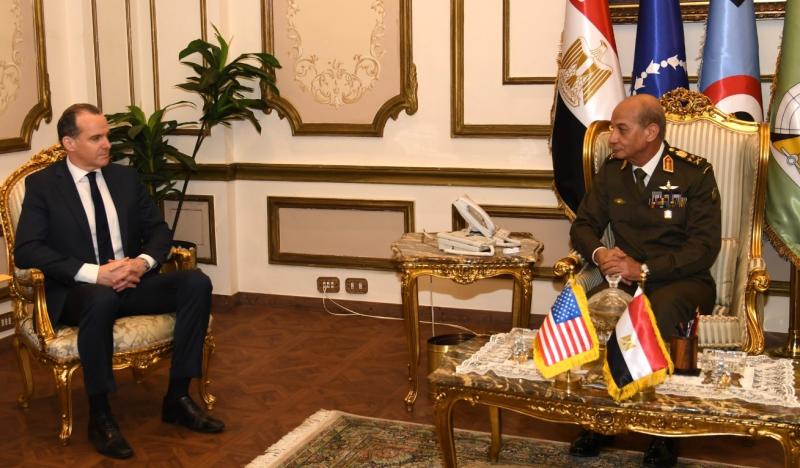 وزير الدفاع والإنتاج الحربى يلتقى منسق الشرق الأوسط وشمال أفريقيا لمجلس الأمن القومى الأمريكى (صور)