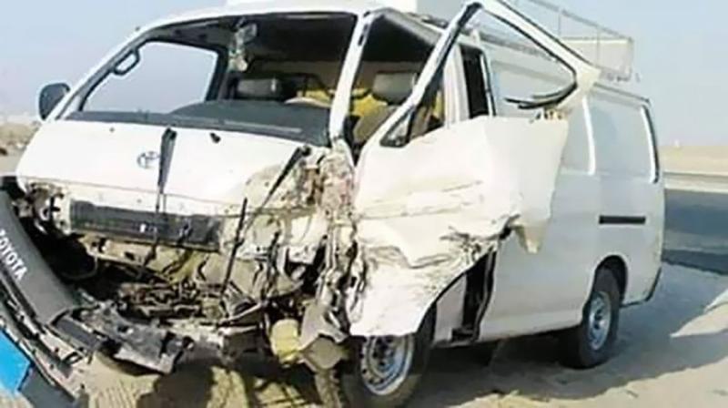 إصابة 11 شخصا في حادث تصادم ميكروباص وسيارة نقل بكفر الشيخ