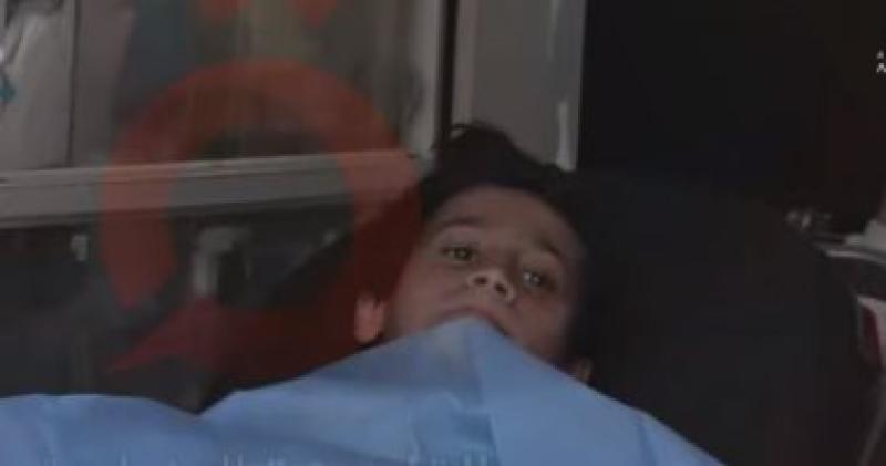 طفل فلسطينى يتلقى رعاية طبية قبيل نقله إلى المستشفيات المصرية عبر رفح