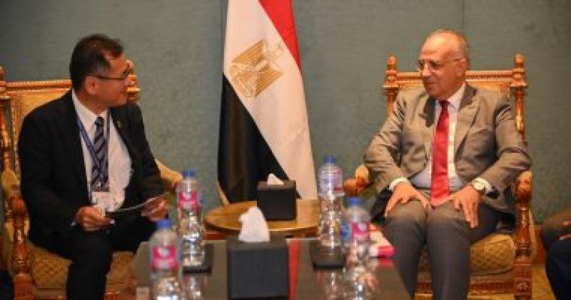‫ وزير الرى يلتقى نائب وزير الأراضى اليابانى بإسبوع القاهرة للمياه